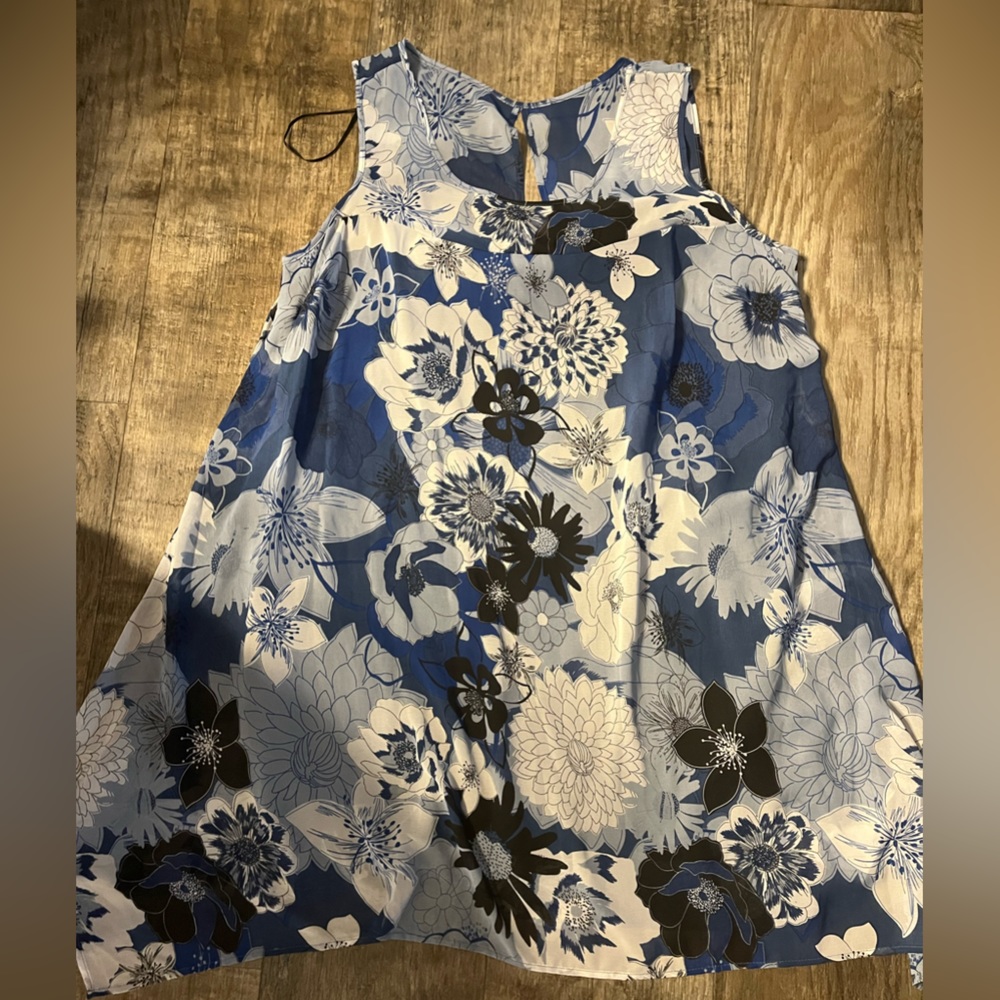 Light and airy dress lined.